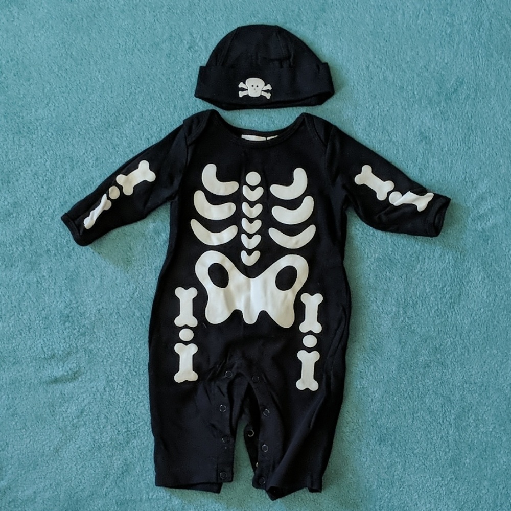 Skeleton baby onesie costume with beanie. 6/9 mos
